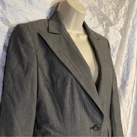 Banana Republic stretch wool blazer, SZ 4, GUC,has flaw see last pic, one button - Picture 2 of 12